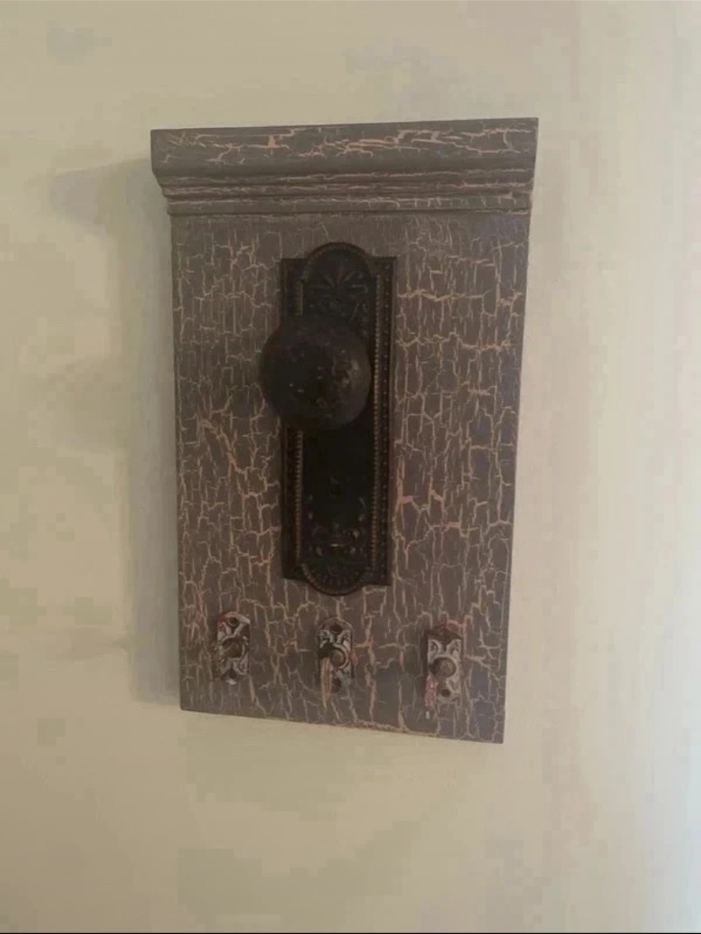Vintage-Style Gray Crackle Wall Hook Panel with Bronze Knob